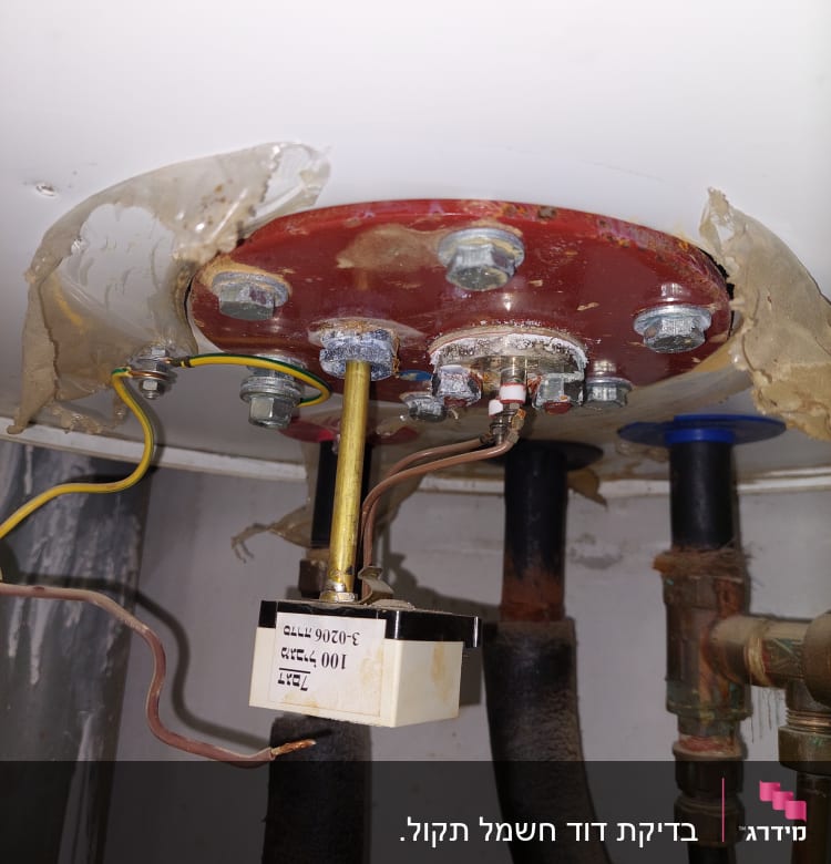 חיבורים חשמליים על דוד מים עם ברגים וחוטים